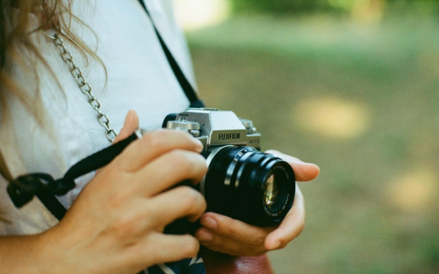 Professionelles Color Grading Workspace mit Farbkorrektur-Tools und Monitoren